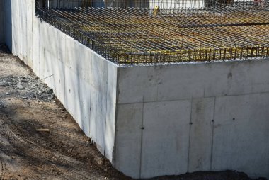 Güçlendirilmiş çelik betondan yapılmış evler depreme dayanıklıdır ve birkaç kat yüksekliğinde olabilirler. Tel örgü örülmüş ve karıştırıcıdan beton dökülmüş.