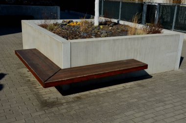 Parka bakan teras, köşesinde ahşap bir bank olan beton uzun, monolitik kare bir saksıdan oluşuyor. Caddedeki ve meydandaki şehir avlusunun bir parçası. İçinde süs otları ve bir ağaç vardır.