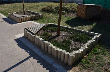 Çeşitli şekil ve profillerden oluşan tahta direklerden oluşan Palisades, özellikle bahçe mimarisinde, daha küçük boy farklılıklarını çözmek için, yükseltilmiş çiçek yataklarını, süs alanlarını,