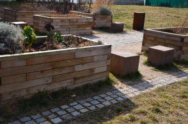 Çeşitli şekillerde ahşap direklerden oluşan Palisades yaygın olarak bahçe mimarisinde özellikle daha küçük boy farklılıklarının çözümünde, yükseltilmiş çiçek yatakları ve bahçe sebzeleri için kullanılır.