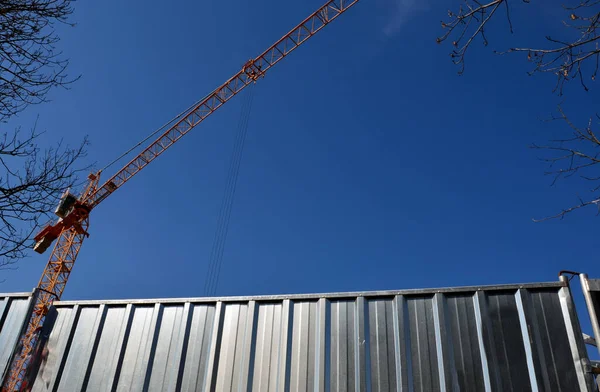 Metalen Glanzende Gegalvaniseerde Draagbare Hekken Afbakenen Bouwplaats Mensen Schatten Nieuwsgierig — Stockfoto