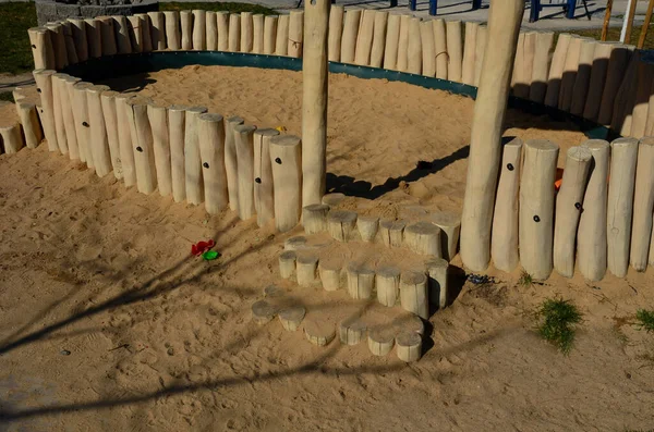 Низкая Палисада Бревен Песочнице Отделяющая Игровую Площадку Дорожки Песке Шесты — стоковое фото
