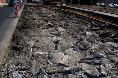 Patlayıcı çekiçle yol yüzeyini kesiyor. Çekiç parçalara ayrılır ve ezici onları öğütüp geri dönüştürülmüş malzemeye dönüştürür. Trafik ihlali olmadan onar