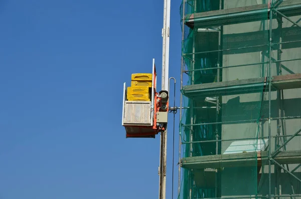 Huis Gevel Reparatie Steiger Bekleed Met Een Blauw Transparant Net — Stockfoto