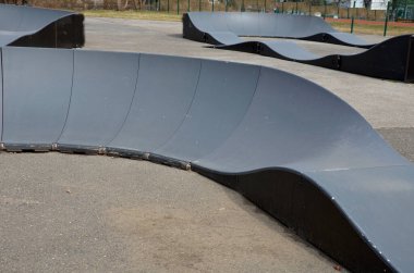 Otoparkta bisiklet yolu Pompalama (yukarı ve aşağı hareket) modüler pompa pisti boyunca bisiklet, scooter, kaykay ve dahili patenleri hareket ettirmek için pedal ve zıplama yerine kullanılır