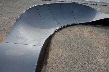 Otoparkta bisiklet yolu Pompalama (yukarı ve aşağı hareket) modüler pompa pisti boyunca bisiklet, scooter, kaykay ve dahili patenleri hareket ettirmek için pedal ve zıplama yerine kullanılır