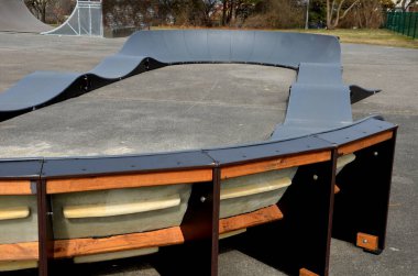 Otoparkta bisiklet yolu Pompalama (yukarı ve aşağı hareket) modüler pompa pisti boyunca bisiklet, scooter, kaykay ve dahili patenleri hareket ettirmek için pedal ve zıplama yerine kullanılır