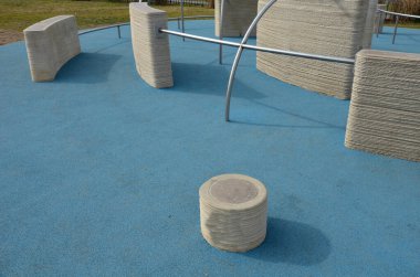 Tırtıklı, sert beton duvarlar, çarpık korkuluklar Parkour ve yeni spor. Amacı etkili bir şekilde hareket etmeyi öğrenmek ve çeşitli engelleri yönetmeyi. engelli parkur sıçrayışları, tırmanış, delik