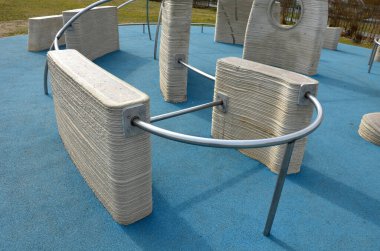 Tırtıklı, sert beton duvarlar, çarpık korkuluklar Parkour ve yeni spor. Amacı etkili bir şekilde hareket etmeyi öğrenmek ve çeşitli engelleri yönetmeyi. engelli parkur sıçrayışları, tırmanış, delik