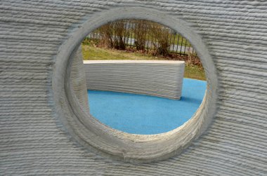 Tırtıklı, sert beton duvarlar, çarpık korkuluklar Parkour ve yeni spor. Amacı etkili bir şekilde hareket etmeyi öğrenmek ve çeşitli engelleri yönetmeyi. engelli parkur sıçrayışları, tırmanış, delik