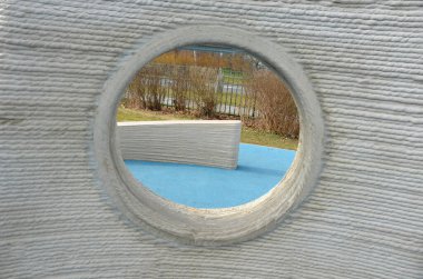 Tırtıklı, sert beton duvarlar, çarpık korkuluklar Parkour ve yeni spor. Amacı etkili bir şekilde hareket etmeyi öğrenmek ve çeşitli engelleri yönetmeyi. engelli parkur sıçrayışları, tırmanış, delik