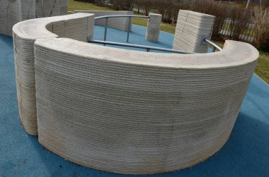 Tırtıklı, sert beton duvarlar, çarpık korkuluklar Parkour ve yeni spor. Amacı etkili bir şekilde hareket etmeyi öğrenmek ve çeşitli engelleri yönetmeyi. engelli parkur sıçrayışları, tırmanış, delik