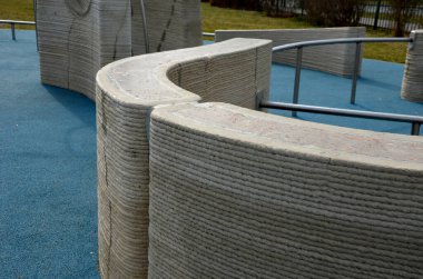 Tırtıklı, sert beton duvarlar, çarpık korkuluklar Parkour ve yeni spor. Amacı etkili bir şekilde hareket etmeyi öğrenmek ve çeşitli engelleri yönetmeyi. engelli parkur sıçrayışları, tırmanış, delik