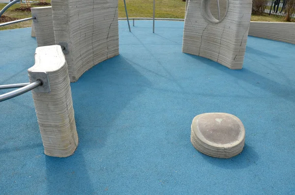 Tırtıklı, sert beton duvarlar, çarpık korkuluklar Parkour ve yeni spor. Amacı etkili bir şekilde hareket etmeyi öğrenmek ve çeşitli engelleri yönetmeyi. engelli parkur sıçrayışları, tırmanış, delik