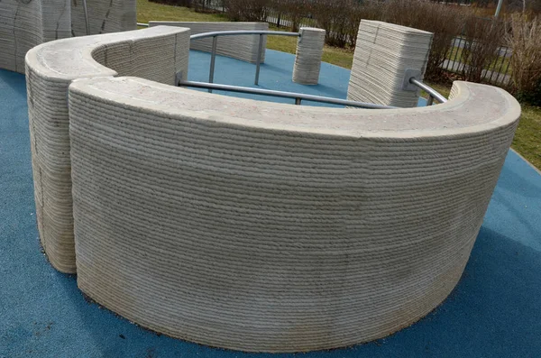 Tırtıklı, sert beton duvarlar, çarpık korkuluklar Parkour ve yeni spor. Amacı etkili bir şekilde hareket etmeyi öğrenmek ve çeşitli engelleri yönetmeyi. engelli parkur sıçrayışları, tırmanış, delik