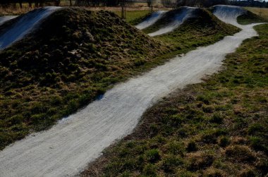 İthal biniciler için ithal Atrium BMX pisti. Dönüşlü ve zıplamalı dalgalı arazisi var. Tahta köprüler ve rampalar oldukça tehlikelidir. sadece deneyimli bisikletçiler için girdi