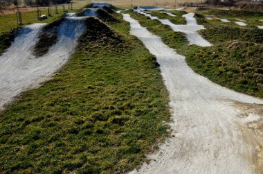 İthal biniciler için ithal Atrium BMX pisti. Dönüşlü ve zıplamalı dalgalı arazisi var. Tahta köprüler ve rampalar oldukça tehlikelidir. sadece deneyimli bisikletçiler için girdi