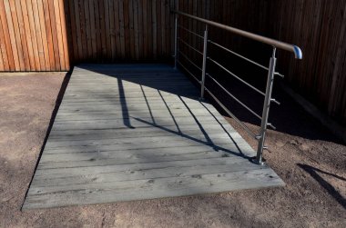 Yaşlılar ve hareketsizler için engelsiz erişimi olan meşe tahtalarından yapılmış tekerlekli sandalyeler platformu. Parlatılmış paslanmaz çelikten yapılmış metal korkuluklar. Sauna, plajda yüzme havuzu.