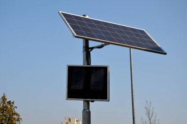 Şehirdeki araçların hızını ölçmek için radar. LED ışıklı direğin üzerindeki yansıtıcı yeşil tabela sürücülerin ne kadar hızlı gittiklerini bildirir. Hız cezası para cezasıyla geri alınabilir.