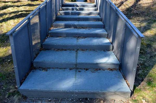 重い負荷亜鉛メッキ鋼床格子や手すりの下でも高い耐久性を持つ石壁駐車場による急な階段の建設 彼の上のギャビオンワイヤーフェンスグリッドワイヤーメッシュ — ストック写真