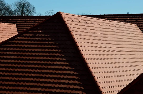 すべての歴史的な屋根 特にオーストリアで中央ヨーロッパで使用されるビーバータイプの赤レンガ焼きタイルで作られた屋根の眺め バッグは何回も重なっていてビーバーの歯のように見えます — ストック写真