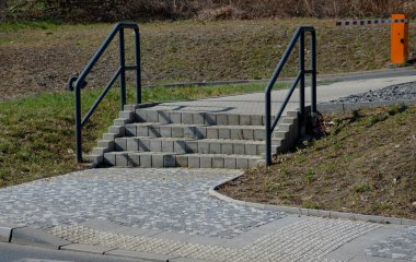 Çimen kaldırım taşları hem yüzeylerin güçlendirilmesini hem de aynı zamanda onların muhbirliğini sağlar. Örneğin bir araba parkında, eklemler çakıl ile de doldurulabilir. eğim rampasında beton kaldırım tipi