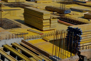 Güçlendirilmiş çelik betondan yapılmış evler depreme dayanıklıdır ve birkaç kat yüksekliğinde olabilirler. Kablo örgüsü, karıştırıcı kontrplaktan betonla örülmüş ve dökülmüş.