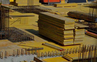 Güçlendirilmiş çelik betondan yapılmış evler depreme dayanıklıdır ve birkaç kat yüksekliğinde olabilirler. Kablo örgüsü, karıştırıcı kontrplaktan betonla örülmüş ve dökülmüş.