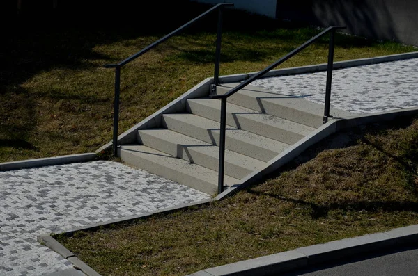 混凝土单片楼梯与金属灰色简单的栏杆和灰色 白色马赛克地面 草坪街 现代住房广场 — 图库照片