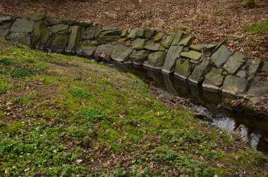 Sel baskını, suyun hızla aktığı dar bir nehir yatağına yol açtı. Vurgun bir taşla yapılmalı ki su borularına zarar vermesin. Su borularına sel basmasın.