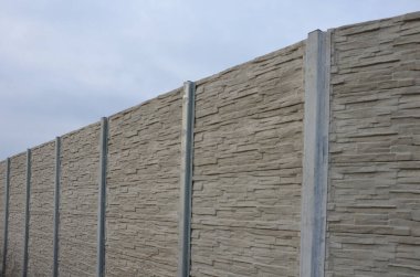 Ses geçirmez duvar, beton, gözenekli tırtıklı malzemeden yapılmış. Metal kirişlere gömülmüş gri bloklardan oluşan bir çit. Trafik gürültüsü bahçesi ve yerleşim alanı. Kudüs 'ün korunması, roket