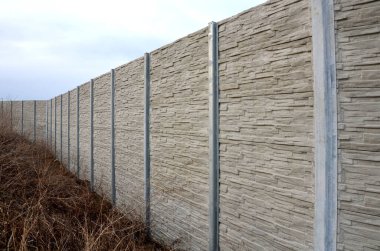 Ses geçirmez duvar, beton, gözenekli tırtıklı malzemeden yapılmış. Metal kirişlere gömülmüş gri bloklardan oluşan bir çit. Trafik gürültüsü bahçesi ve yerleşim alanı. Kudüs 'ün korunması, roket