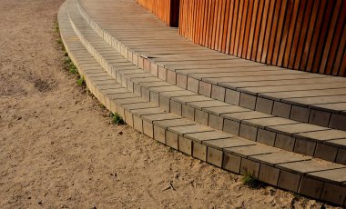 Yaşlılar ve hareketsizler için engelsiz erişimi olan meşe tahtalarından yapılmış tekerlekli sandalyeler platformu. Parlatılmış paslanmaz çelikten yapılmış metal korkuluklar. Sauna, plajda yüzme havuzu.