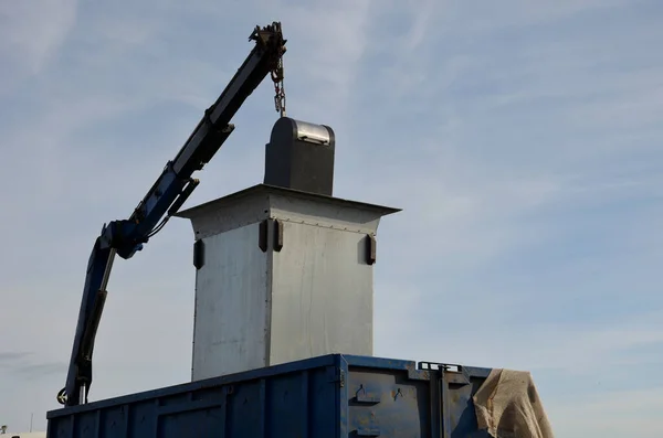 Återvinning Avfall Separerade Avfallsbehållare Nedersta Locket Öppnas När Kranen Dras — Stockfoto