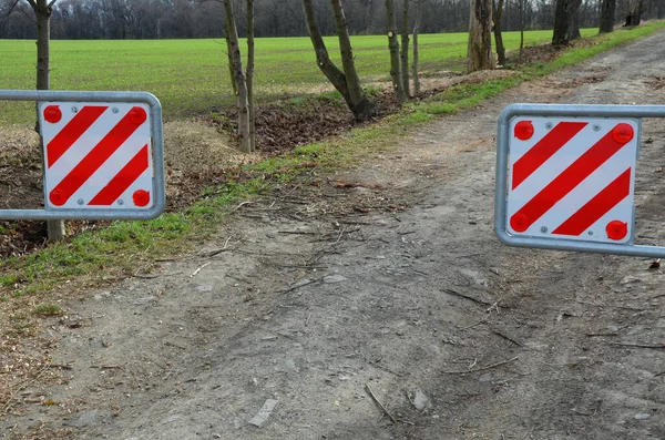 a barrier to dirt road consisting of two barriers that allow cyclists and pedestrians to enter. cars and, however, vehicles are limited by the width of the passage through the gap. locking turnstile