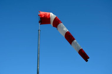 Çizgili rüzgar göstergeleri, havaalanında veya otoyolda rüzgarın yönü ve gücü hakkında daha iyi bir fikir verir. Güçlü bir rüzgar bir kazaya neden olabilir, römork devrilir.