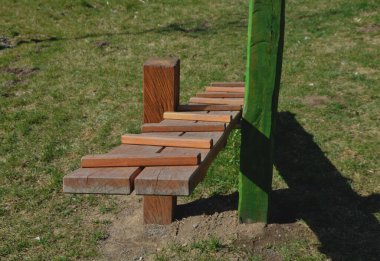 Köpekler için park yeri. Köpekler için eğitim alanı. Tüneller ve kirişler, akasya ve plastikten yapılmış engeller. Şehrin dışındaki çayırlarda köpek sahipleri için yeni bir oyun alanı tasarlamak için.