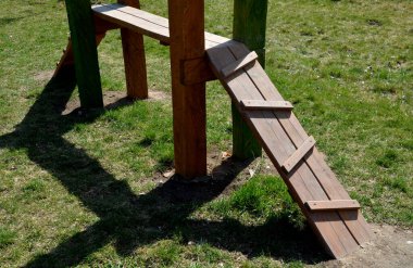 Köpekler için park yeri. Köpekler için eğitim alanı. Tüneller ve kirişler, akasya ve plastikten yapılmış engeller. Şehrin dışındaki çayırlarda köpek sahipleri için yeni bir oyun alanı tasarlamak için.