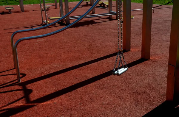 Fitnesssportplätze Mit Edelstahlwerkzeugen Ähneln Folterwerkzeugen Mit Ketten Und Griffen Weichen — Stockfoto