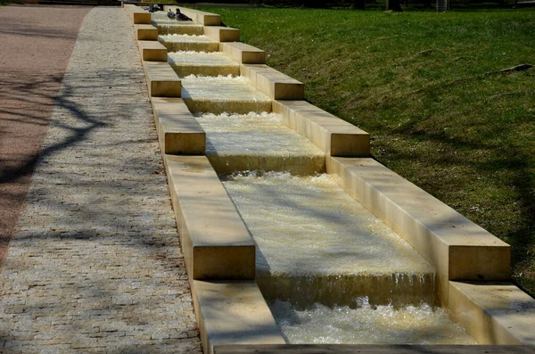 Promenaden Parken Konstgjord Bäck Sjunken Ränna Sluttningen Vatten Rinner Genom — Stockfoto