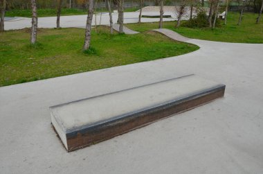 Beton yüzeyi beton kaykay engelli kaykay parkı paten sporları için tasarlanmıştır. Serbest stil bisikletler dışında bisiklete izin verilmez. Koruyucu giysi, kafa, dirsek diz.
