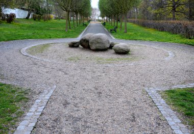 Yaya bölgesine giren araçların önlenmesi, kışın bisiklet yolu. Yolun ortasına büyük bir kaya parçası yerleştirmek, granit bir kaya parkındaki kavşakta taşlar.