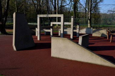 Parkour yeni bir spor. Amacı, etkin bir şekilde hareket etmeyi ve çevredeki çeşitli engelleri aşmayı öğrenmektir. Parktaki çocuklar ve yetişkinler için oyun parkı, zıpla, zıpla, tırmanma, tırmanma parkı