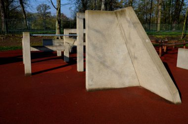 Parkour yeni bir spor. Amacı, etkin bir şekilde hareket etmeyi ve çevredeki çeşitli engelleri aşmayı öğrenmektir. Parktaki çocuklar ve yetişkinler için oyun parkı, zıpla, zıpla, tırmanma, tırmanma parkı