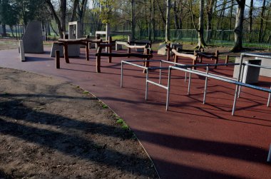 Parkour yeni bir spor. Amacı, etkin bir şekilde hareket etmeyi ve çevredeki çeşitli engelleri aşmayı öğrenmektir. Parktaki çocuklar ve yetişkinler için oyun parkı, zıpla, zıpla, tırmanma, tırmanma parkı