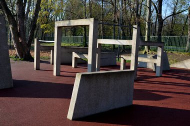 Parkour yeni bir spor. Amacı, etkin bir şekilde hareket etmeyi ve çevredeki çeşitli engelleri aşmayı öğrenmektir. Parktaki çocuklar ve yetişkinler için oyun parkı, zıpla, zıpla, tırmanma, tırmanma parkı