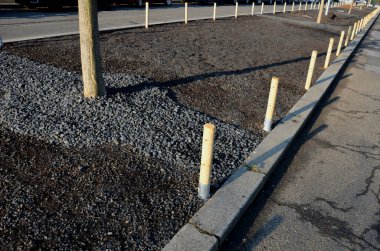 Çakıl gri bazalt, otobanın çentiklerinde yolun yukarısındaki drenaj şeritleri olarak kullanılır. Taşlar kertenkele ve böcekler için barınak görevi görebilir. Düzenli şeritlerde bir eğimde sıralanmış. 