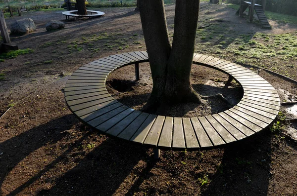 Bench Sitting Wood Paneling Gray Metal Plate Three Seats Tree — Stock Fotó