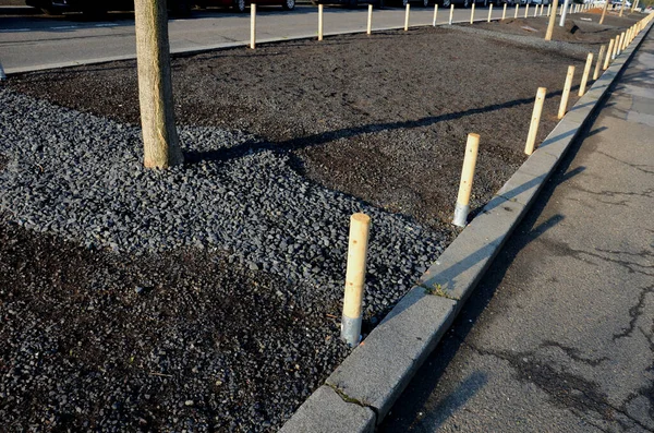 Çakıl gri bazalt, otobanın çentiklerinde yolun yukarısındaki drenaj şeritleri olarak kullanılır. Taşlar kertenkele ve böcekler için barınak görevi görebilir. Düzenli şeritlerde bir eğimde sıralanmış. 