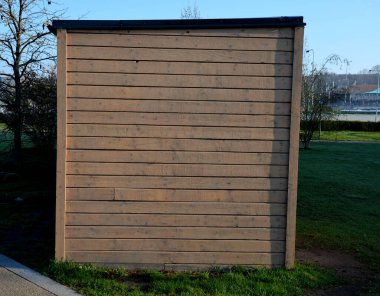 Pencere kapaklı kahverengi konteynır. Herhangi bir yerde yaşayan modüler. Ameliyat ya da test merkezi. İnşaat alanındaki atletlerin ya da inşaatçıların soyunma odası geçmişi